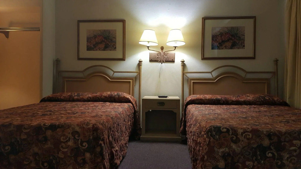 OYO Historic Cameron Hotel Brownsville I-69E
