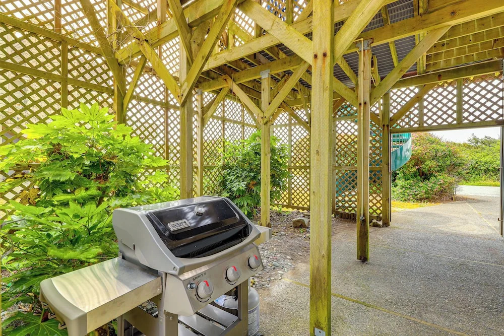 Deck + Walk to Beach: Southern Oregon Coast Home!