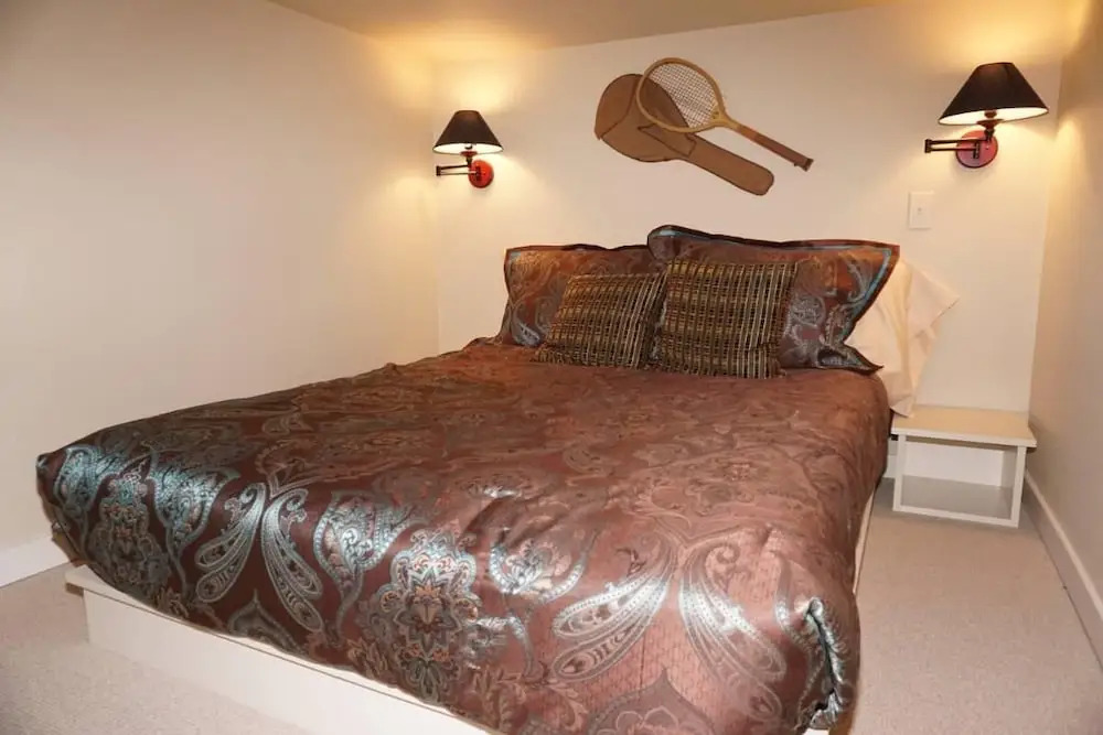 Large Wood Run 6 Bedroom Ski-in / Ski-out Access Home by RedAwning
