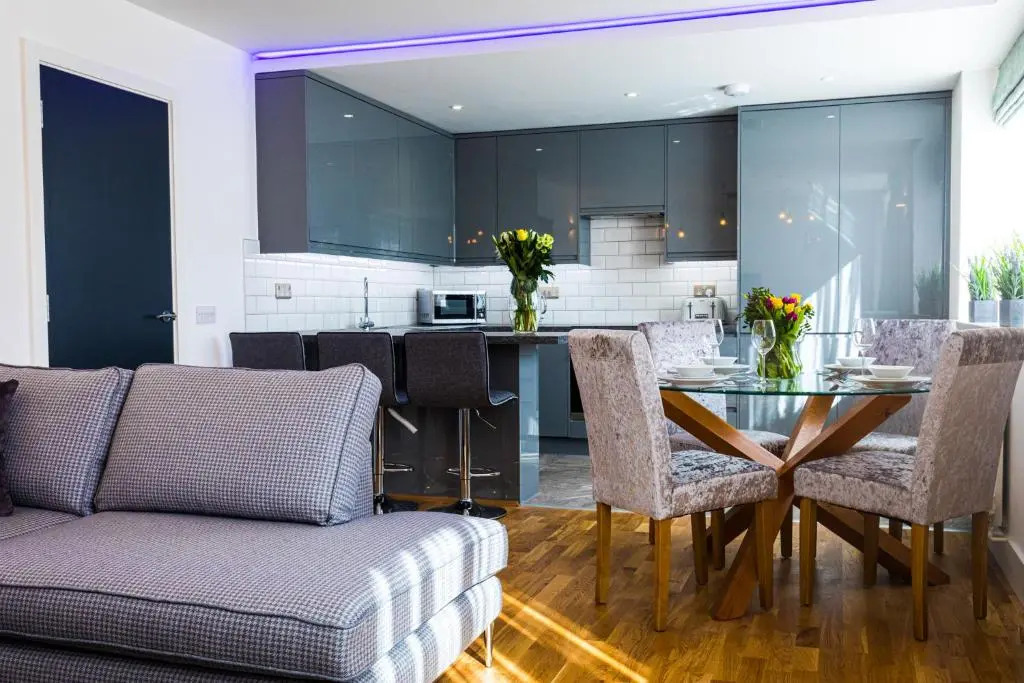 Broadstairs Apartments with luxurious 4-person communal hot tub - sleeps up to 20 people