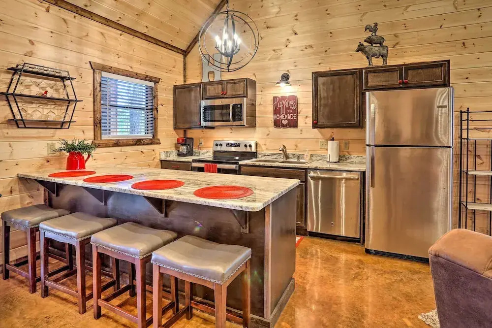 'the Breeze' - Broken Bow Cabin w/ Hot Tub & Deck!