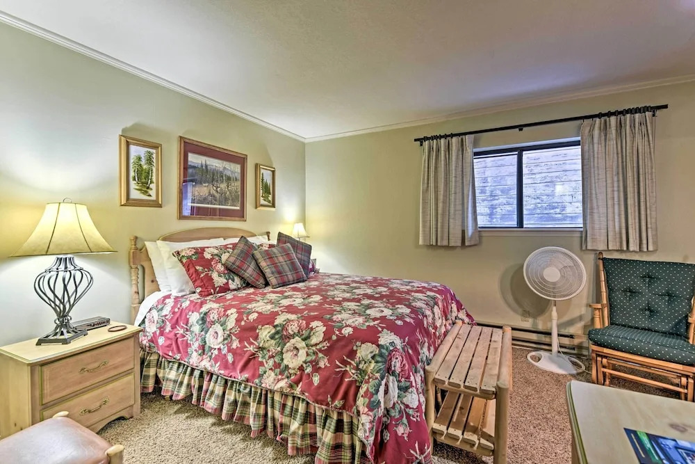 Red River Townhome With Balcony & Mtn Views!