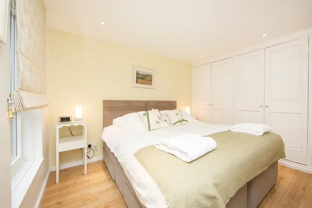 Large 2 Bedroom, 2 Bathroom Apartment, Moments From King's Road - Edith Terrace