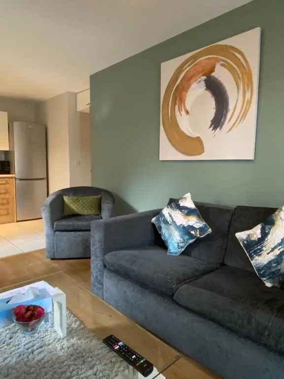 Modern Two Bedroom Apartment with Free Parking, Wifi and Netflix by HP Accommodation