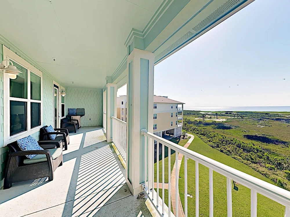New Listing! Bay-view Gem W/ Pool, Hot Tub & Beach 2 Bedroom Condo