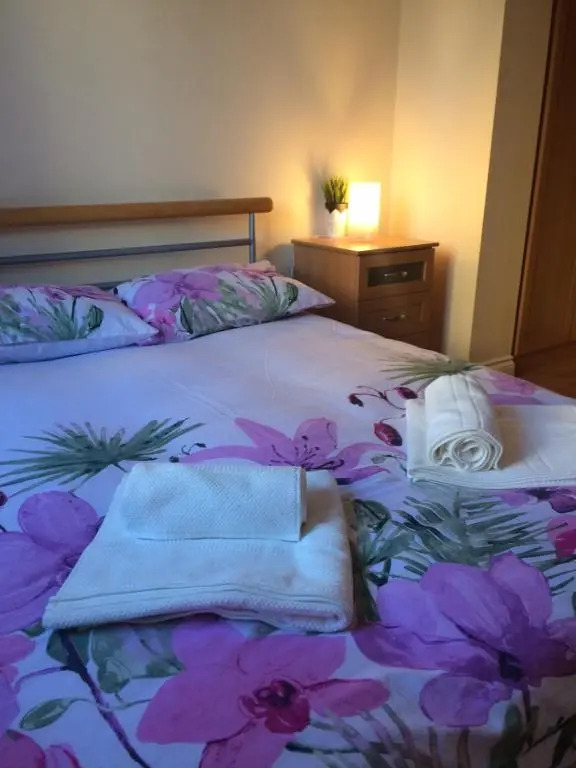 Central Reading Canal Side Apartment sleeps 4 with Parking