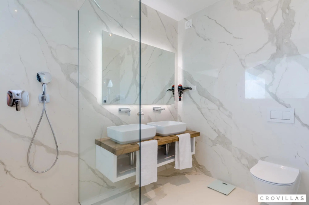 Pax in Sutivan with 3 bedrooms and 3 bathrooms