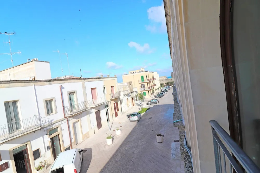 Flat Desirè Close To Beaches with Sight Castle, Terrace, Wi-Fi