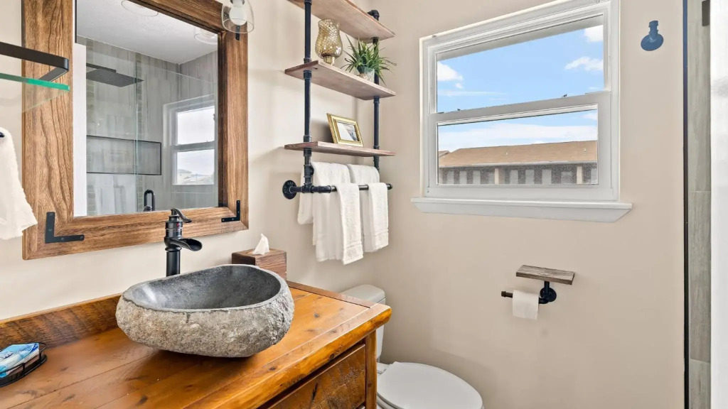 D's Beach Retreat - 2 bedroom townhome in front of Schooners with gulf views & private hot tub!