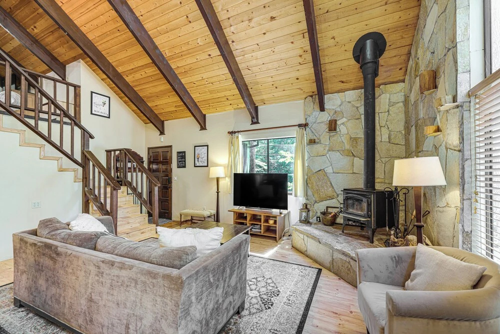 Cabin w/ Deck & Fire Pit in Blue Lake Springs!