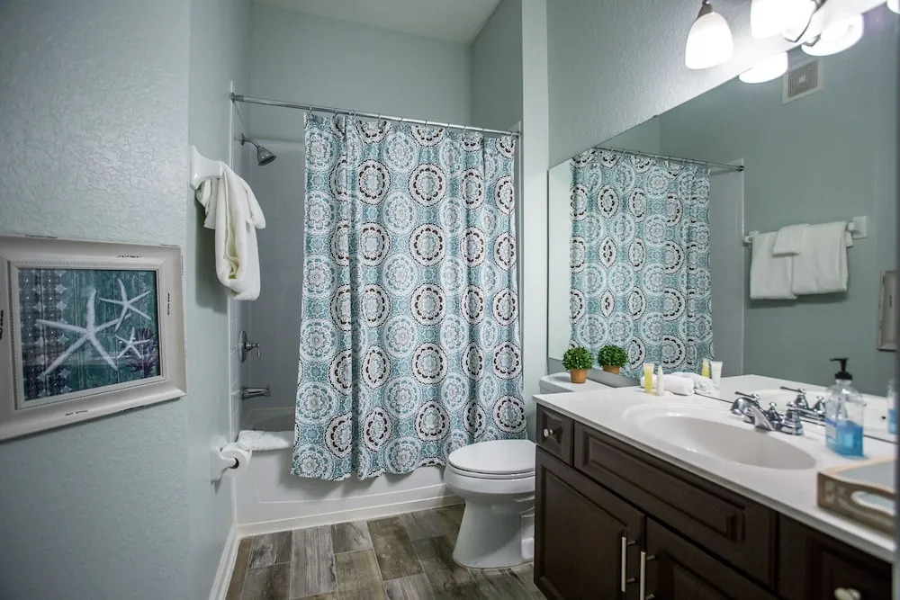 Altavista Lakeview 3 Bedroom Condo by RedAwning