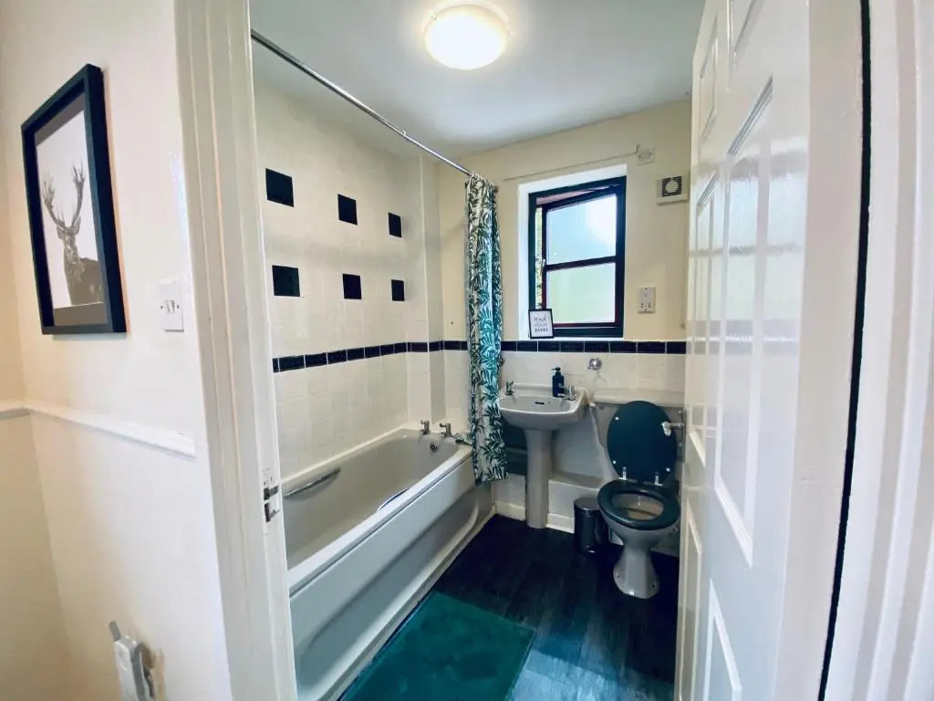 Comfortable Manchester House with Conservatory & Parking