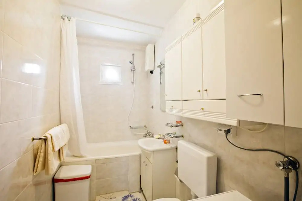 Spacious apartment 2 rooms free parking