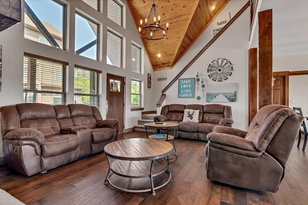 Rockwood Lake Lodge 7 Bedroom Home by RedAwning
