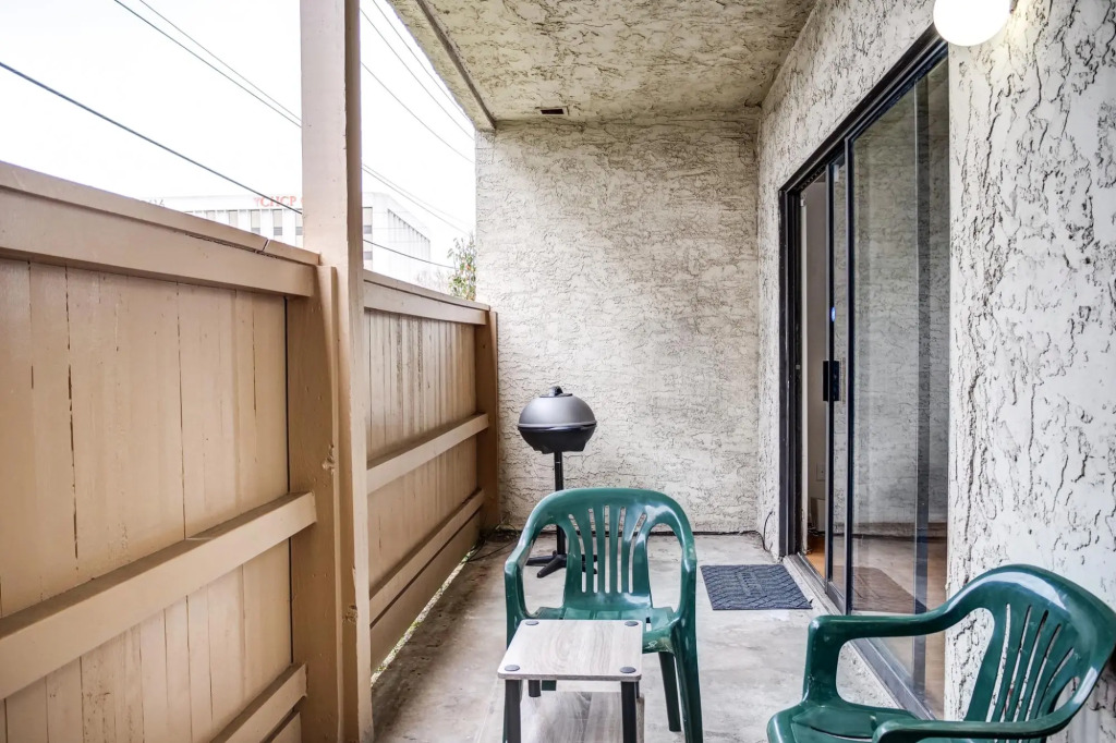 LovelyMedcenter area 3 BR, 2BA  condo w/grill