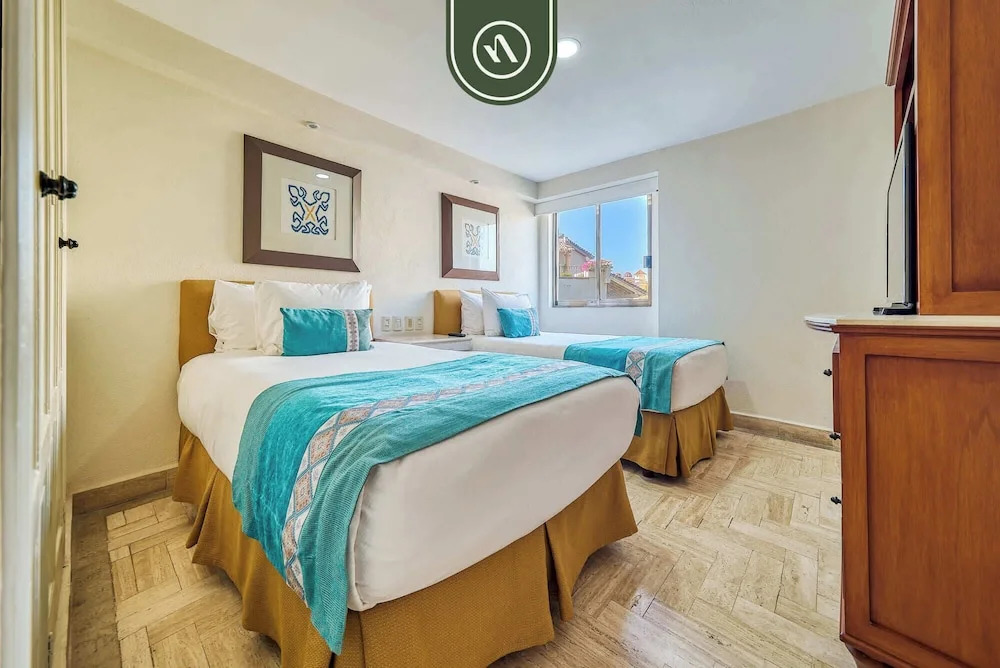 Beachfront 2 BR Condo - Beach - Pools - Tennis