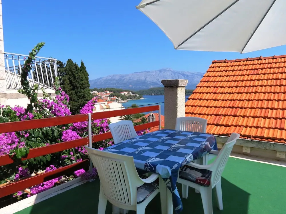 Immaculate 4-bed House in Lumbarda