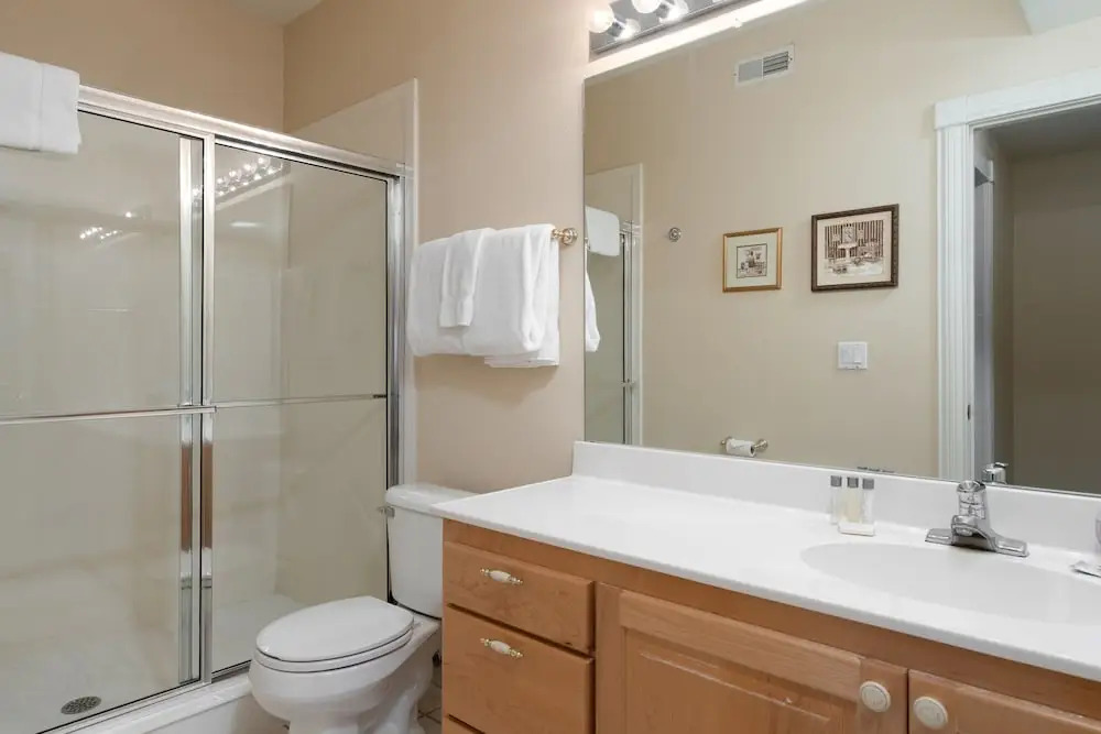 Family Getaway~hot Tub, Ice Castles & Tubing Hs 5 Bedroom Home by RedAwning