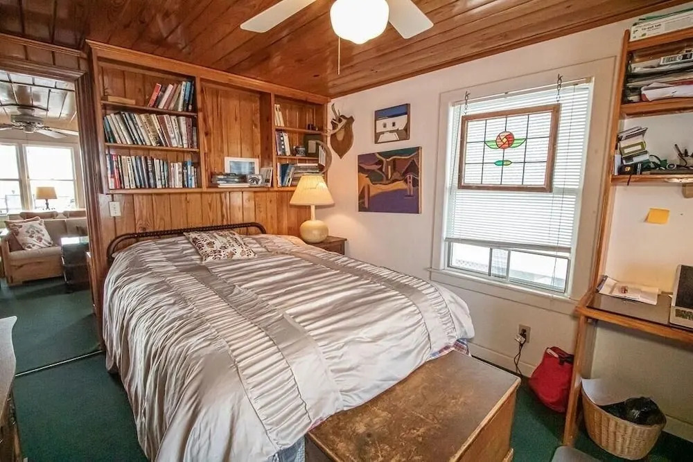 The Captain's Quarters 2 Bedroom Home by RedAwning
