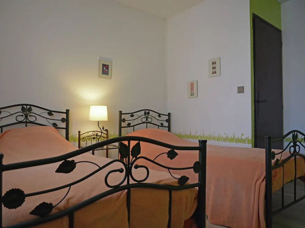 Villa in Le Boulou with Scenic Hilltop Views