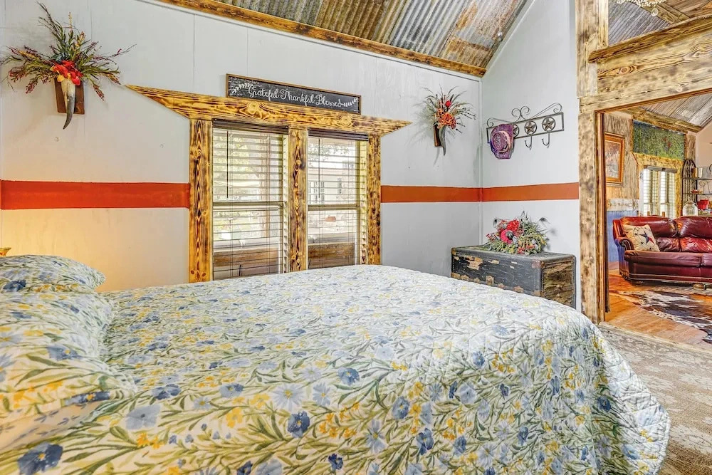 Walk to Granbury Square & Beach! texas Cottage