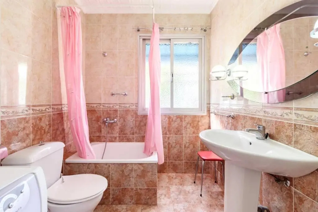Chalet acogedor con piscina muy cerca de Granada