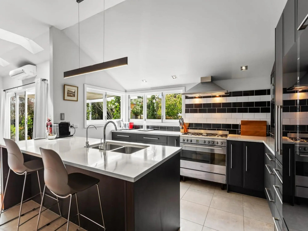 Charming Spacious Home In Birkenhead
