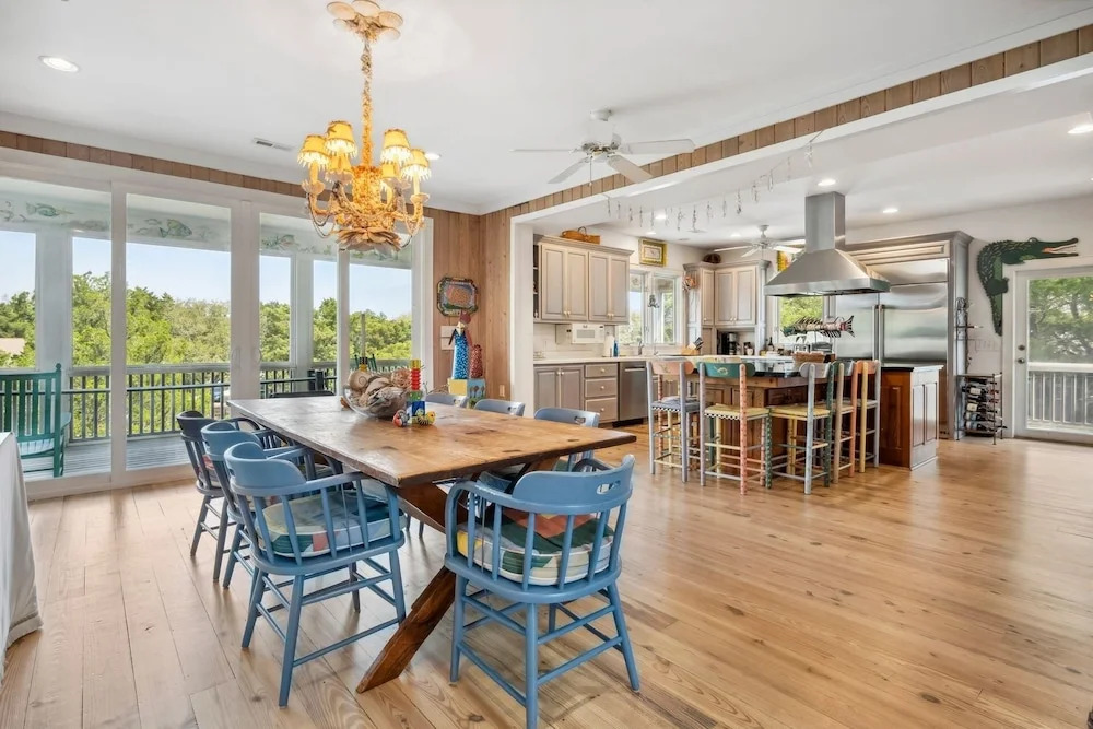 This Vibrant Family Home Features 8 Bedrooms, And 8 Bathrooms, Ocean And Creek Views Home by Peace Vacations