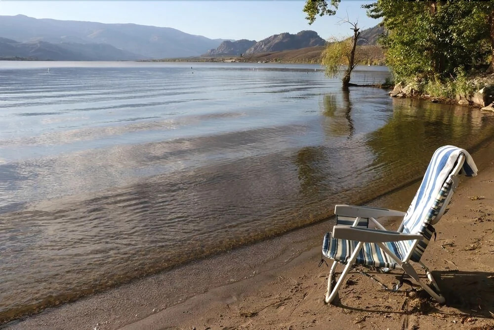 Lakefront Cottage at Nk'mip Campground - 4 Br Cabin