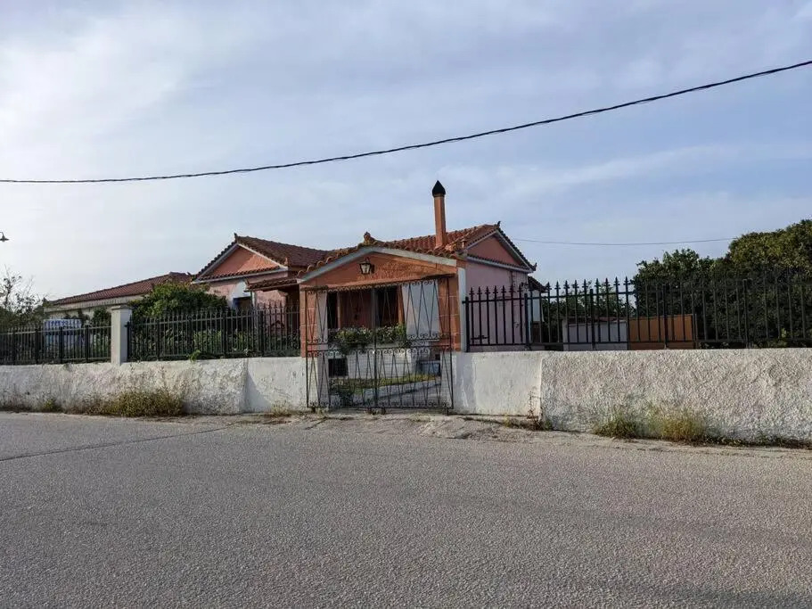 Lovely Lontza, A Cozy 2-Bedroom House.