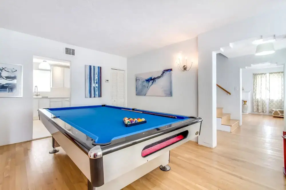 Astonishing Bayshore Villa with Pool