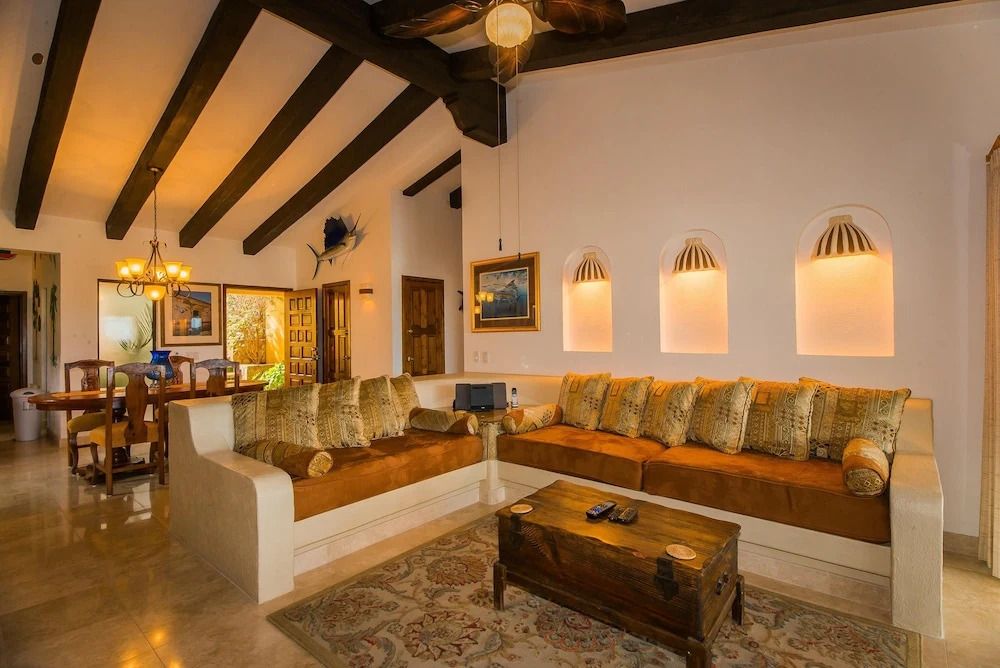 Walk to Cabo Marina & Downtown: Villa Mira Flores