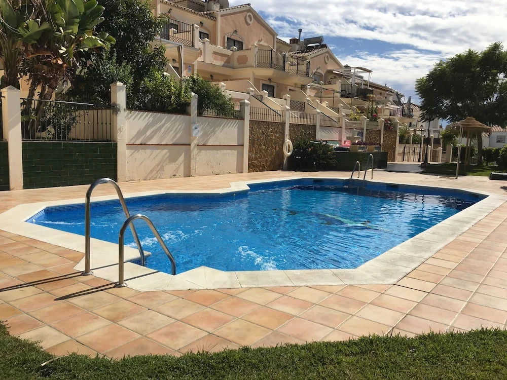 Stunning 2-Bed House in Nerja w. pool, a/c, garage