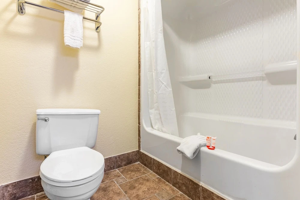 Rodeway Inn and Suites Airport Tulsa