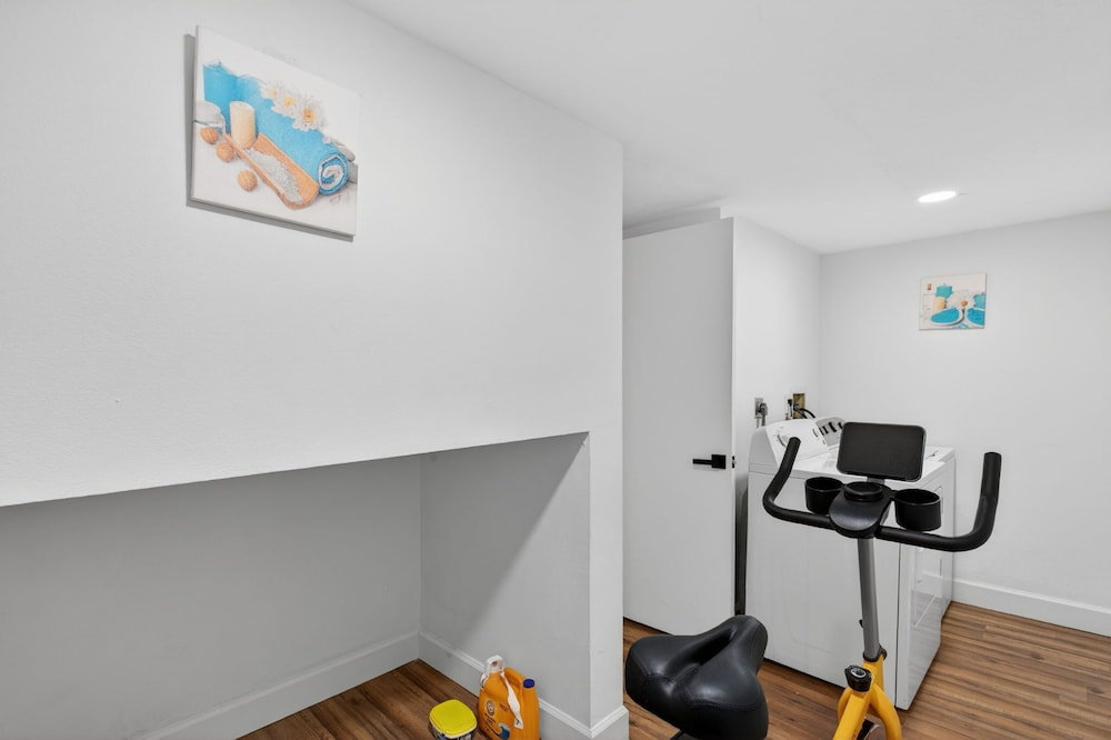 Bright & Cozy Townhome · Pool & Near Downtown