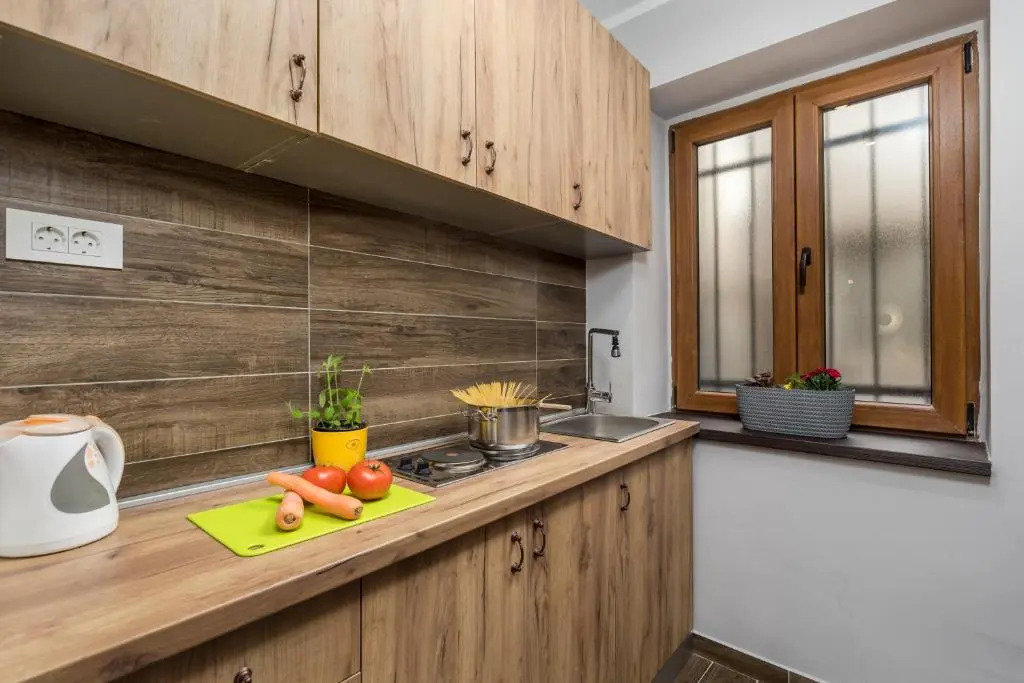 4 Season Apartments
