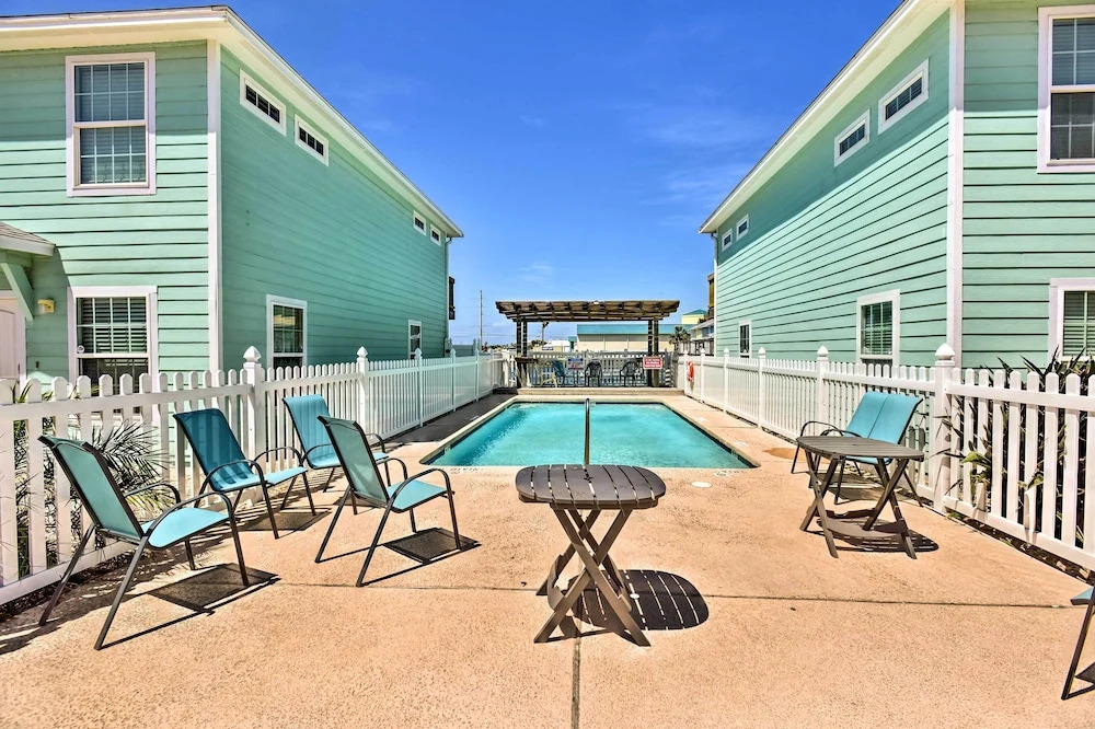Near Beach & Golfing: Port Aransas Condo w/ Deck