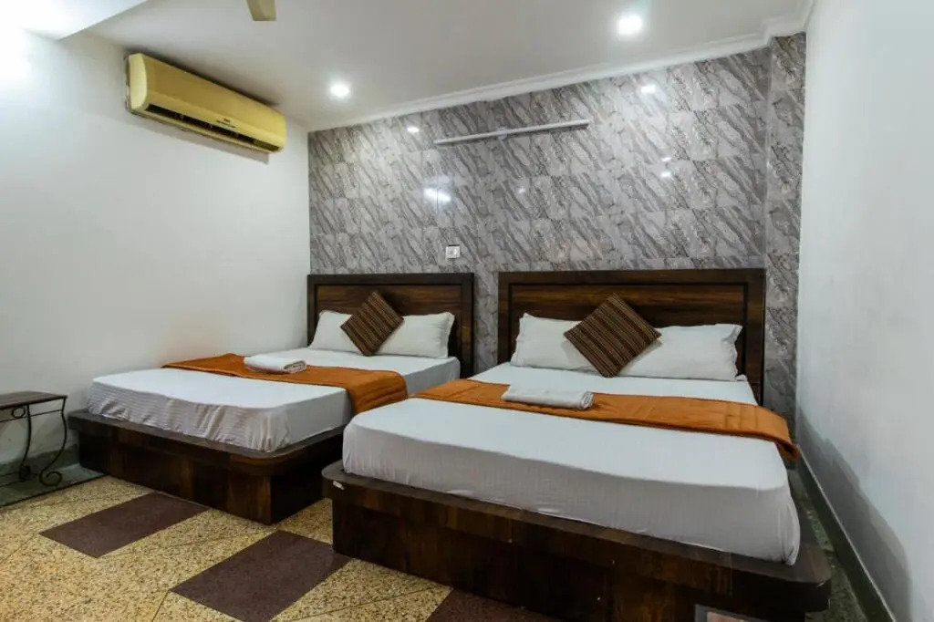 BLESS INN - Near Connaught Place