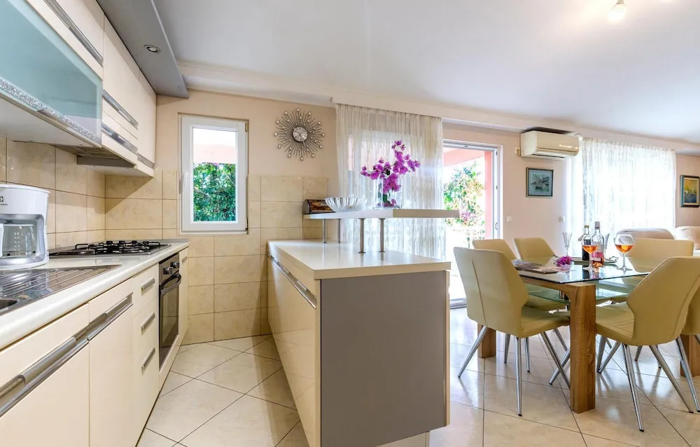 Nice Home in Kastel Novi With Wifi and 3 Bedrooms
