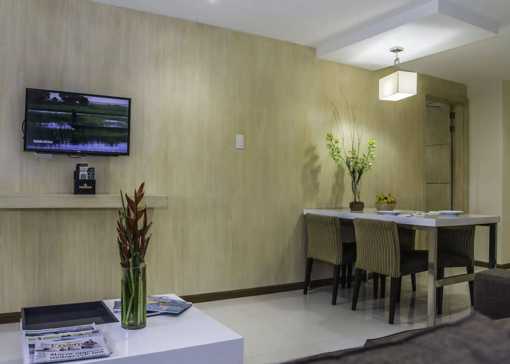 Golden Prince Hotel & Suites