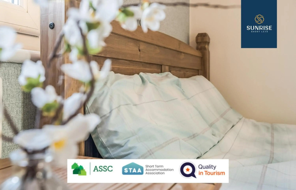 THE LAW, Great Contractor Accommodation, 4 Rooms with TVs, Central, Free Parking, WiFi, Self-catering for Families, Tourists, Relocation, Groups, Long Stays Welcome