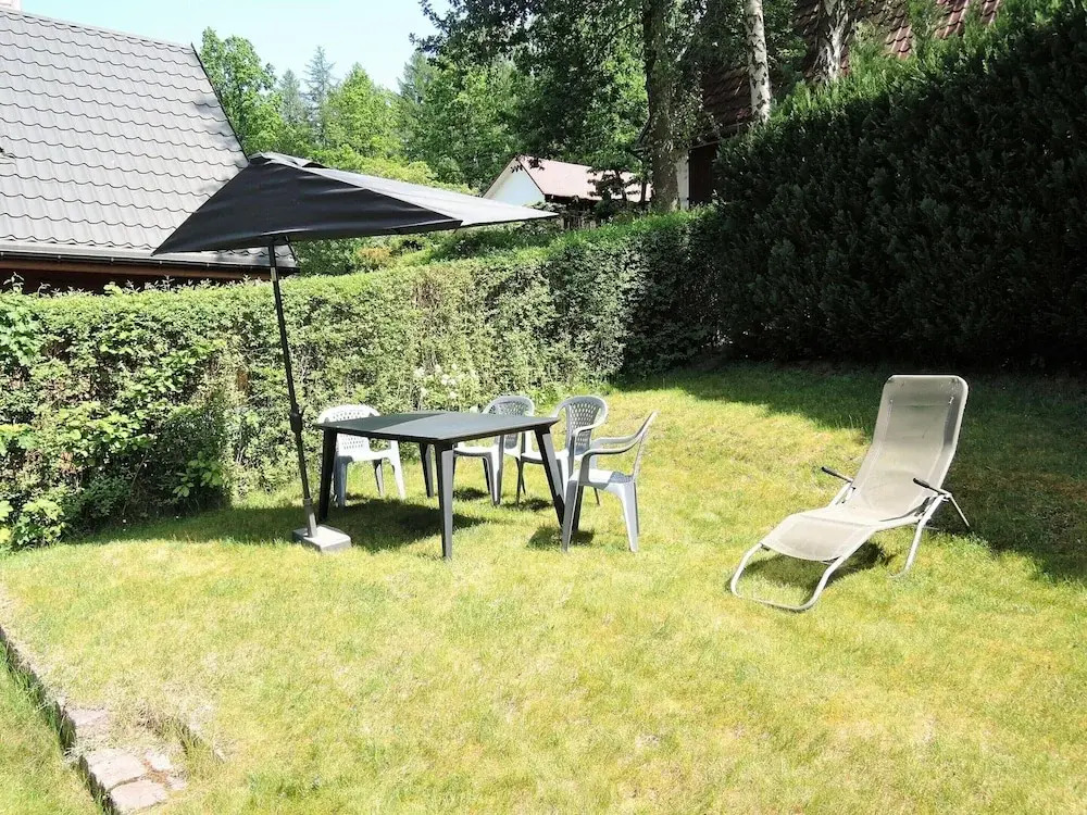 Cottage Overlooking the Lake, Insko