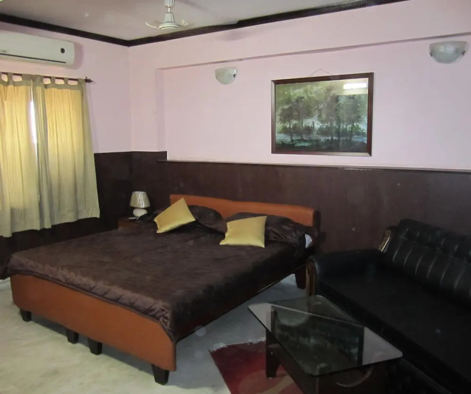 Malik Court by OYO Rooms