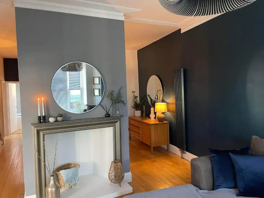 The Clock Tower Apartment - Large, Modern, 2 bed apartment, Southsea with Free parking - sleeps 4