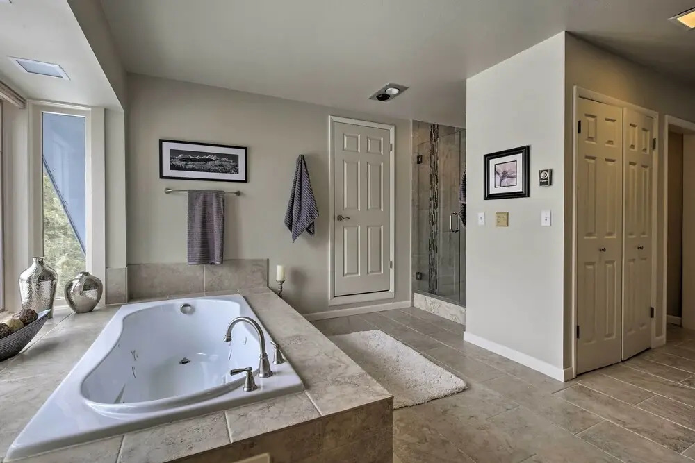 Luxurious Grand Lake Vacation Rental w/ Hot Tub!