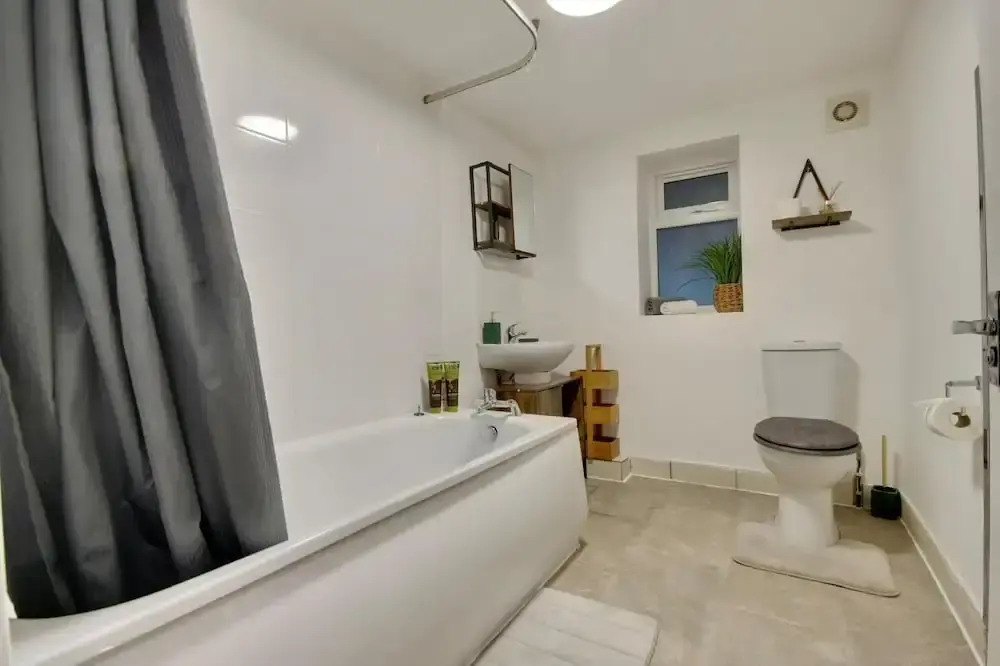 Southsea Apartment-Parking-Pool-Hot tub