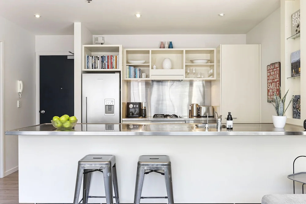 Bright and Spacious Viaduct Living with free carpark by Urban Butler
