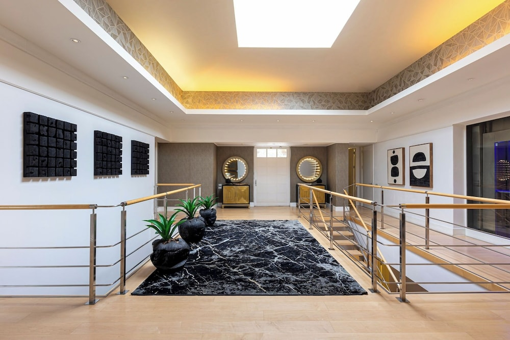 Clifton YOLO Spaces - Clifton White House Villa