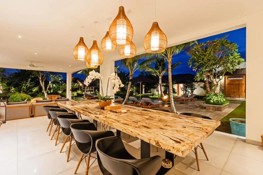 Heritage Villa, Ultimate 6 bed, 20 meter pool 700 metre from beach