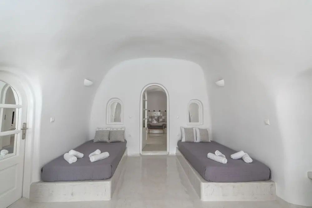 Fira-Cave-Sleeps 13-Parking-Pool-Pet Friendly